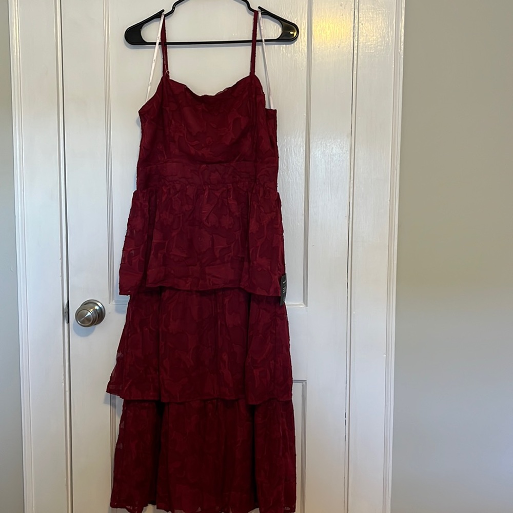 Lulu’s maroon midi dress